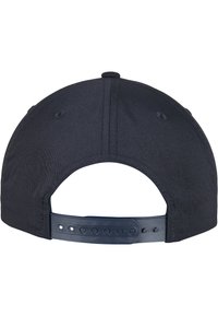 Fekete baseball sapka strukturált dizájnnal, textil anyagból, állítható műanyag pattintós záródással és szellőző lyukakkal az oldalán.