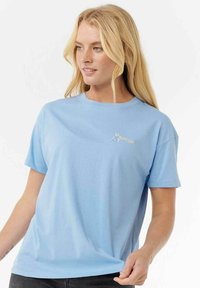 Lysblå kortærmet t-shirt lavet af bomuld, med et lille logo trykt i lyse farver på brystet, afslappet pasform og glat tekstur.