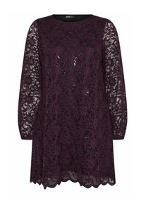 Vestido de encaje púrpura con mangas de tres cuartos, que presenta patrones florales y dobladillo con volantes. Los acentos de lentejuelas añaden textura y detalle.