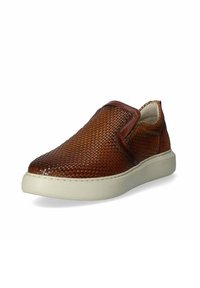Scarpa slip-on in pelle intrecciata marrone con suola in gomma bianca. Presenta una superficie testurizzata e pannelli laterali elastici per un facile indosso.