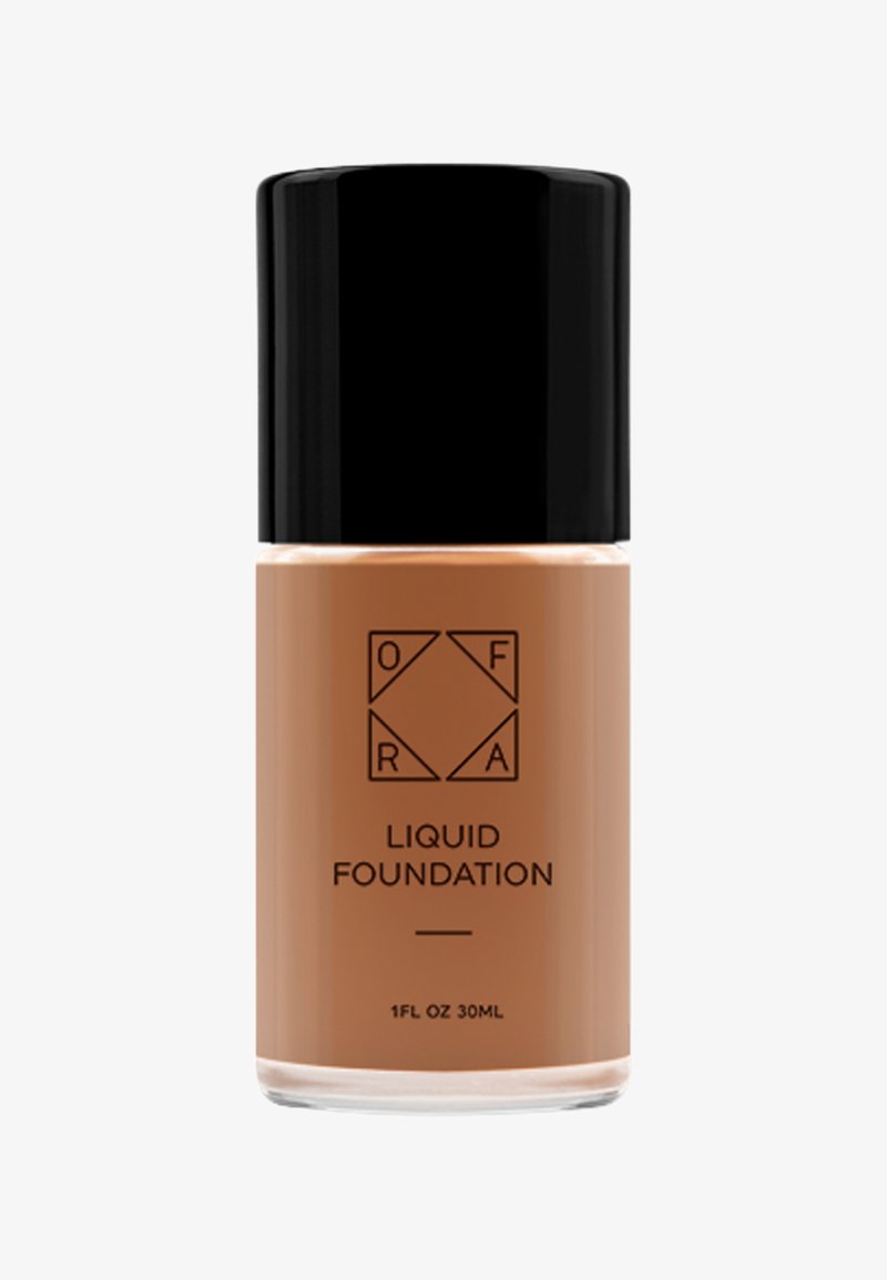 Vloeibare foundation in een glazen fles met een zwarte dop. De schaduw is medium bruin, met een gladde textuur en een minimalistisch etiketontwerp.