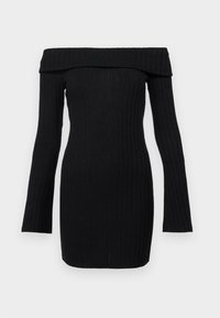 Vestido preto de malha canelada com decote à off-the-shoulder, mangas longas, ajuste justo ao corpo e tecido texturizado. Design minimalista, sem fechos visíveis.