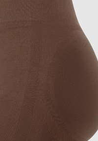 Bruine high-waisted shaping leggings hebben een getextureerd en geribbeld patroon, met een gladde afwerking en een snug fit rond de taille en dijen.