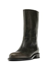 Skórzane botki po kostkę w ciemnoszarym kolorze o gładkim wykończeniu, zaokrąglonym nosku, minimalistycznym przeszyciu i niskim, warstwowym obcasie.