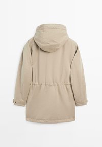 Beige huva jacka med åtdragen midja, långa ärmar och enkla sömdetaljer. Slät tygkvalitet, designad för avslappnad användning.