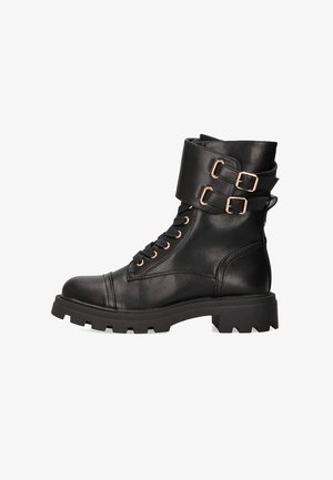 Botín de cuero negro con punta redonda, cordones en la parte delantera, tira con hebilla en la parte superior y suela de goma gruesa con estrías.