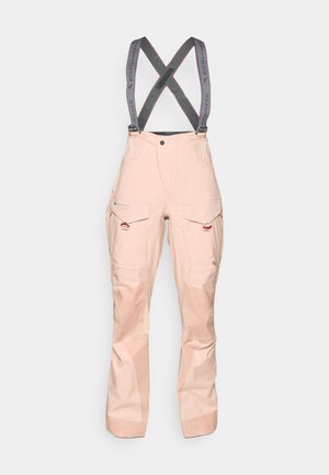 Pantaloni de schi waterproof roz deschis, cu bretele gri reglabile, multiple buzunare și un design lejer pentru mobilitate.