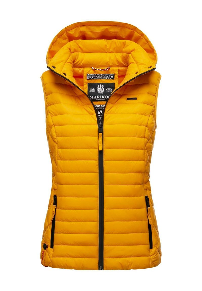 Dzeltena puffer veste ar kapuci, ar priekšējo rāvējslēdzēju un melniem akcentiem. Audumam ir izšūta tekstūra un sānu kabatas.