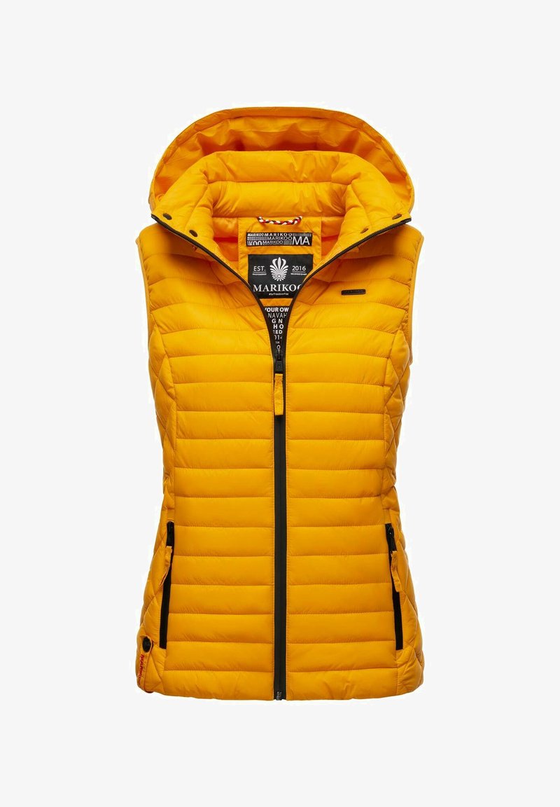 Dzeltena puffer veste ar kapuci, ar priekšējo rāvējslēdzēju un melniem akcentiem. Audumam ir izšūta tekstūra un sānu kabatas.