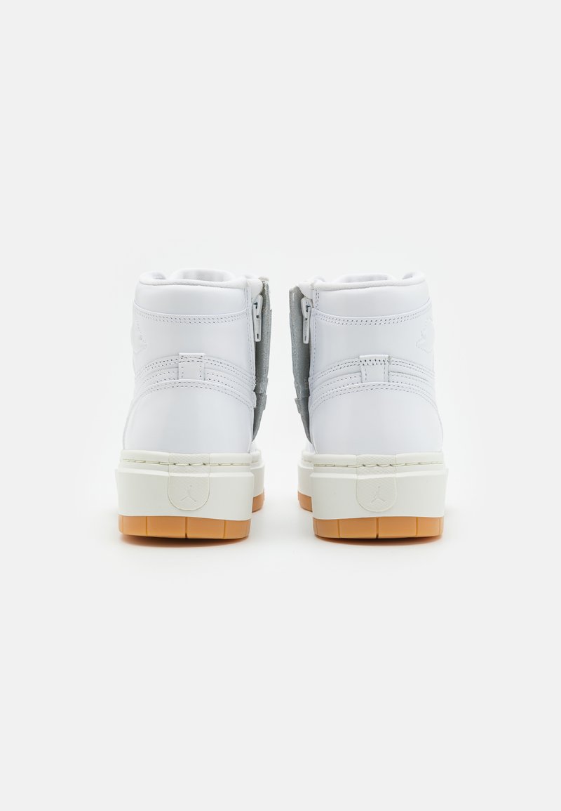 Hochschaft-Sneaker mit einem Obermaterial aus weißem Leder, grauen Wildlederakzenten, Reißverschluss, und einer dicken cremefarbenen Zwischensohle mit einer Gummisohle.