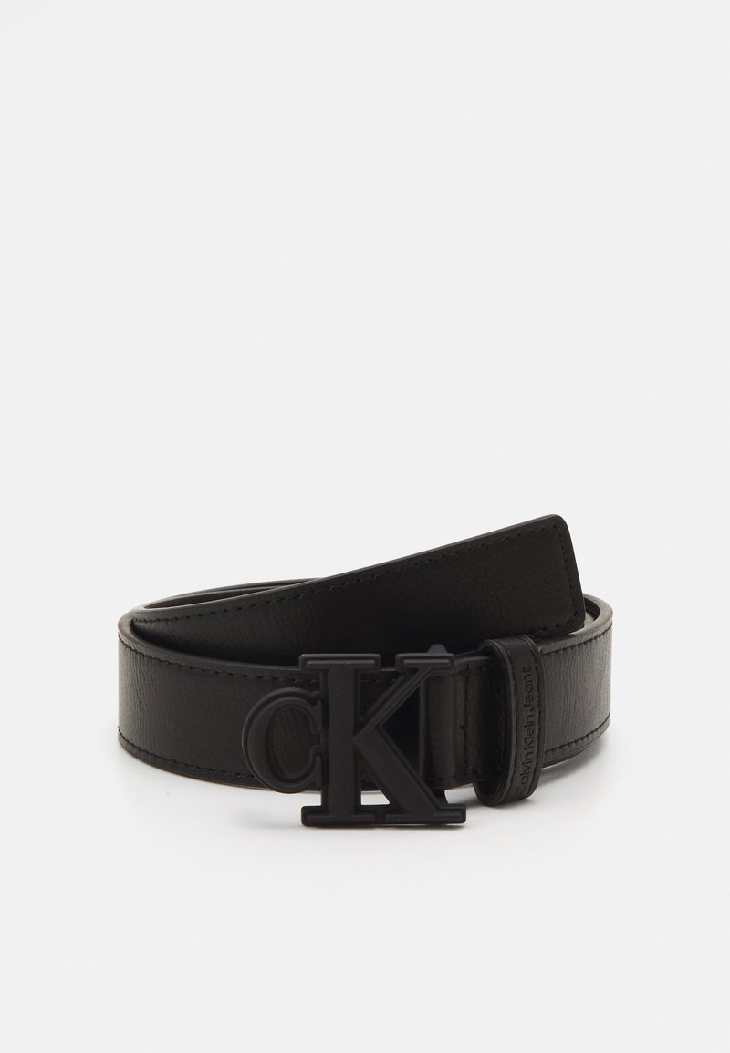 Čierny kožený opasok s hladkou textúrou, ktorý má výraznú čiernu pracku s logom "CK". Dizajn obsahuje klasický tvar pásu.