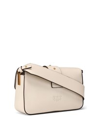 Τσάντα χιαστί από απαλό κρεμ δέρμα, με λουρί σε χρυσαφί απόχρωση, κλείσιμο με καπάκι και ανάγλυφο λογότυπο. Τα άκρα είναι περιγραμματισμένα με σκούρο χείλος.