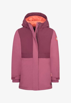 Casaco de inverno com capuz para criança em dois tons de rosa, com forro laranja e patches de bandeira na manga e na área do bolso.