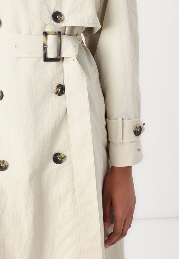 OVERSIZED - Trenchcoat - newsprint3