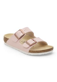 Chanclas de color rosa claro con dos correas ajustables, textura de cuero sintético, plantilla de corcho y suela de goma blanca. Hebillas metálicas como detalle.