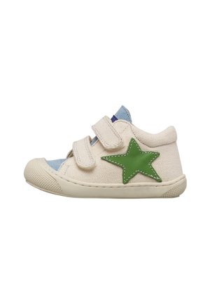 Chaussure beige pour tout-petit avec deux brides à velcro, languette en mesh bleue, patch étoile verte sur le côté, et semelle en caoutchouc avec bout protecteur.