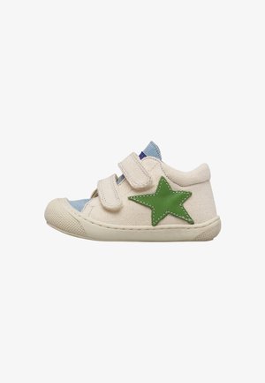 Scarpa beige per bambino piccolo con due cinturini in velcro, lingua in mesh blu, toppa a stella verde sul lato e suola in gomma con puntale protettivo.