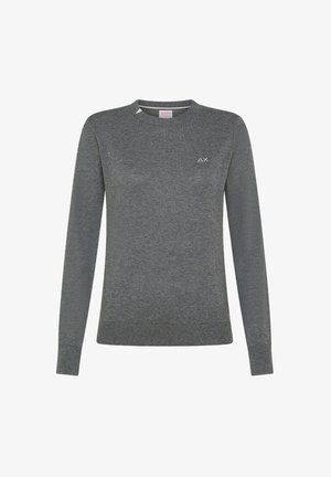 Maglione grigio con maniche lunghe, scollatura a girocollo, texture lavorata a maglia e piccolo logo sul petto. Polsini e orlo a coste completano il design.