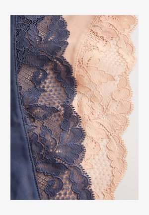 Fehérnemű tengerészkék és finom rózsaszín csipkével, aprólékos virágmintákkal, hullámos szegélyekkel és sima hálós alapanyaggal.