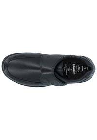 Schwarzer Leder-Slipper mit runder Zehenpartie, strukturiertem Obermaterial, verstellbarem Riemen über dem Spann und gepolsterter Innensohle.