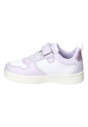 Niskie sneakersy w białym i jasnofioletowym kolorze z paskiem na rzep, z przodu sznurowane i brokatowym fioletowym akcentem na pięcie.