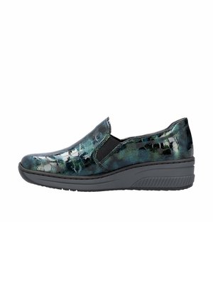 Chaussures à enfiler en matériau brillant noir et bleu à motifs, dotées d'un semelle basse compensée et d'accents élastiques sur les côtés pour un enfilage facile.