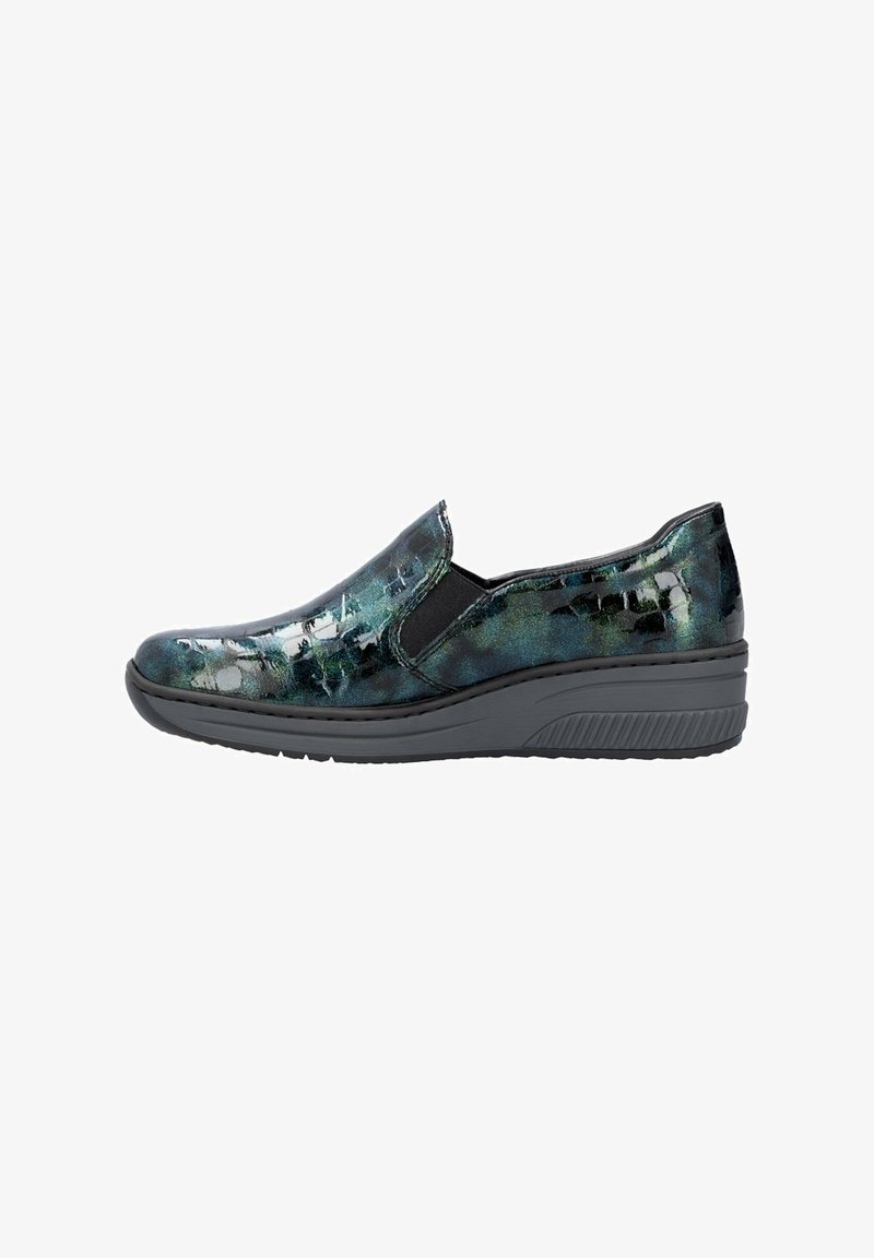 Chaussures à enfiler en matériau brillant noir et bleu à motifs, dotées d'un semelle basse compensée et d'accents élastiques sur les côtés pour un enfilage facile.
