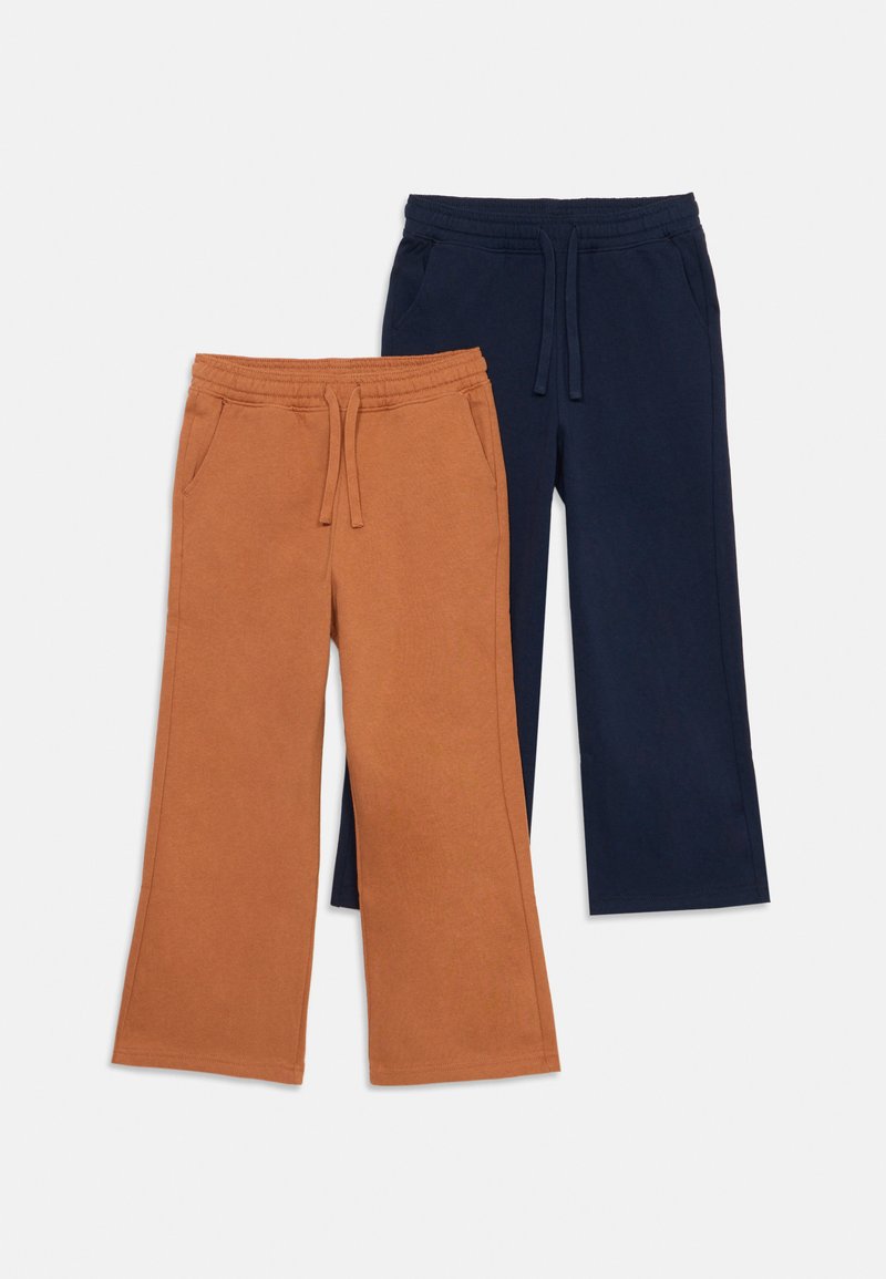 Zwei Paare von lässigen Jogginghosen in rostorange und marineblau, aus weicher Baumwolle, mit elastischen Taillenbündchen und Seitentaschen.