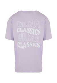 Lilacová bavlněná tričko s velkým bílým textem "URBAN CLASSICS" v tučném, vlnitém písmu. Krátké rukávy a uvolněný střih.