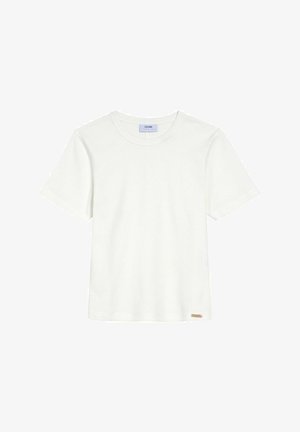 Biała bawełniana koszulka z okrągłym dekoltem i krótkimi rękawami. Posiada małą metkę z logo na dolnej stronie. Gładka struktura, klasyczny krój.