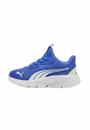 Scarpa da ginnastica atletica blu con logo Puma bianco, suola bianca, tomaia in mesh e linguetta con anello, vista laterale.