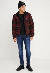 Wrangler TRUCKER - Chaqueta de entretiempo - madder brown