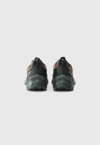 Braune und schwarze Wanderschuhe mit einem strukturierten Mesh-Obermaterial, verstärktem Absatz, Zuglasche und einer robusten Gummisohle für besseren Grip.