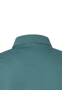 Kragenhemd in teal, aus einem Baumwollmischgewebe, mit einem gerippten Kragen und glatter Textur, enthält kreisförmige Stickdetails am Hals.