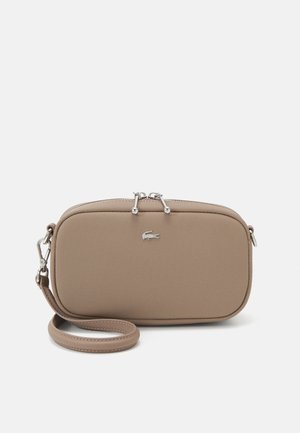 Sac à main rectangulaire tan avec surface texturée, fermeture à double zip, ferrures en argent et bandoulière amovible. Présente un accent logo à l'avant.