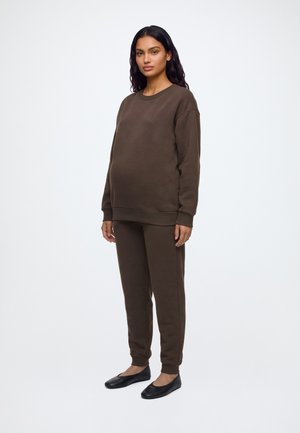 Anna Field MAMA by Zalando, MATERNITY_CREWNECK SWEAT & TAPERED JOGGER TRACKSUIT - Анцуг - 19-0915 tcx coffee bean