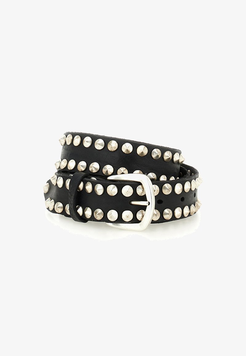 Cintura in pelle nera con borchie argentate e una fibbia rettangolare argentata. La cintura presenta una superficie testurizzata con borchie tonde equidistanziate.