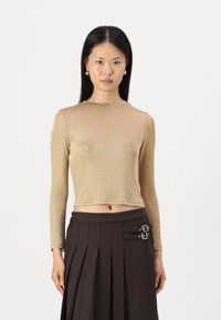 Gull, langermet crop topp med en lett, glitrende tekstur. Har en rund halsutskjæring og en subtilt tilpasset silhuett.