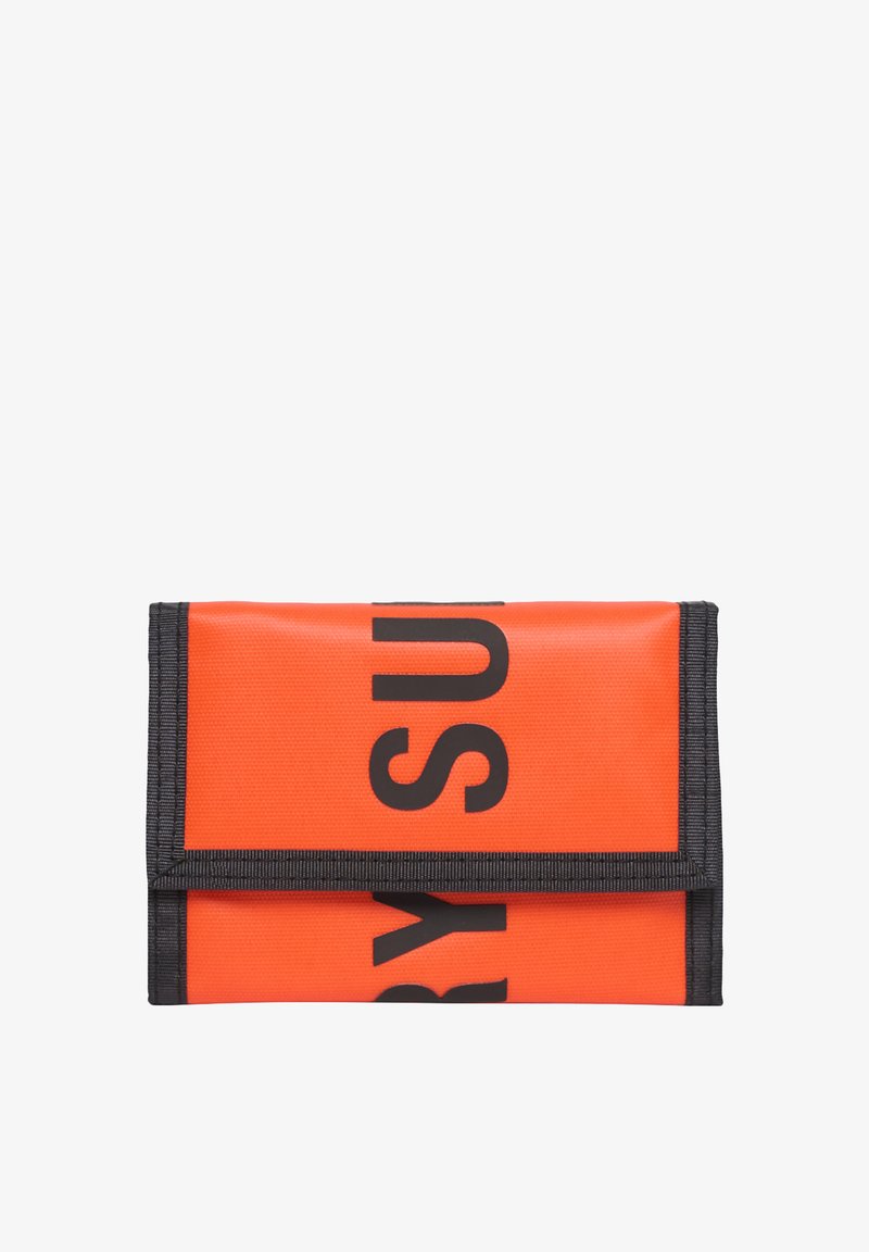 Orange nylon pung med sorte bogstaver, der har en fold-over design og kontrasterende sort kant. Glat tekstur, rektangulær form.