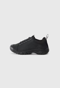 Czarne buty trekkingowe z gumowym noskiem, solidnym systemem sznurowania, teksturowaną górną częścią z tkaniny oraz wytrzymałą, antypoślizgową podeszwą.