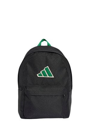 Mochila negra con asa superior verde, bolsillo delantero con cremallera y un logotipo triangular verde y blanco en el panel frontal.