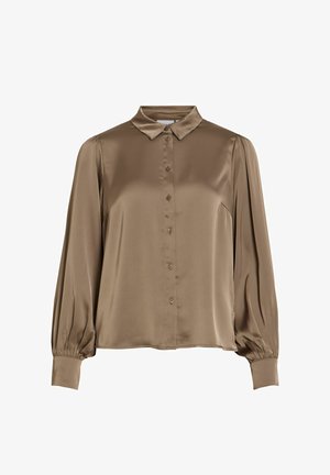 Taupekleurige satijnen blouse met lange mouwen, knoopsluiting aan de voorkant, puntige kraag en geplooide manchetten.