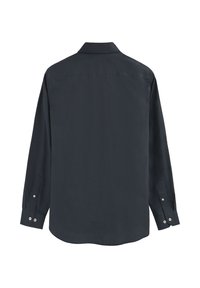 Camicia grigia scura a maniche lunghe con colletto botton-down, dotata di polsini con bottoni e una texture liscia. Vista dal retro, senza motivi né accenti.