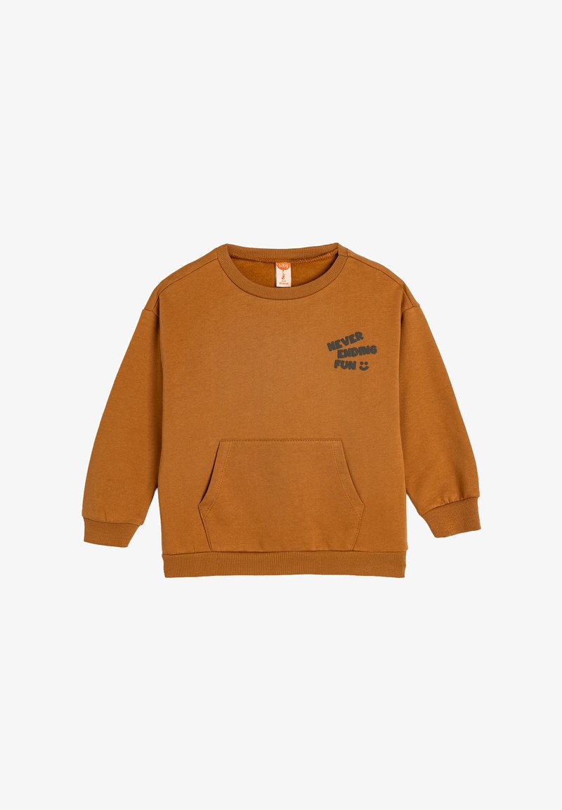 Brązowa bluza z okrągłym dekoltem, długimi rękawami i kieszenią z przodu. Na przodzie znajduje się napis "NIGDY NIEKOŃCZĄCA SIĘ ZABAWA" w ciemnoszarym kolorze.