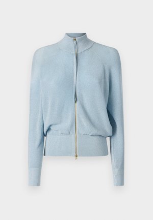 Sweater zippé bleu clair avec un col haut, des poignets et une taille côtelés. Il dispose d'une fermeture éclair dorée et d'une finition douce et texturée.