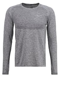 Grijs sportshirt met lange mouwen, gemaakt van textuurstof, met een horizontaal gestreept patroon op de borst en een ronde halslijn.