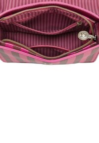 Rechteckige Stoffbrieftasche mit pink- und grauen Streifenmuster. Das Innere verfügt über zwei Fächer mit Reißverschluss und einem dekorativen Akzent.