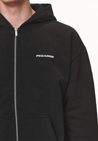 Pegador COLNE LOGO JACKET - Cipzáras pulóver - black