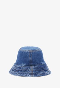 Gorra de cubo de denim en tonos de azul con un acabado texturizado. Presenta una corona redondeada y un ala ancha y flexible. Detalles de costura en toda la prenda.