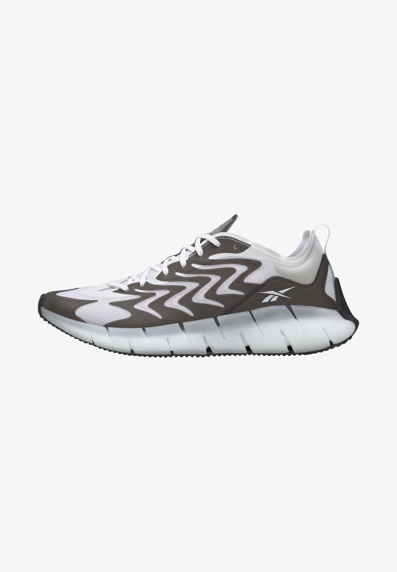 Chaussure de sport pour homme en blanc et gris, avec un design ondulé, une tige en mesh respirant, une semelle rembourrée et une semelle extérieure en caoutchouc durable pour l'adhérence.